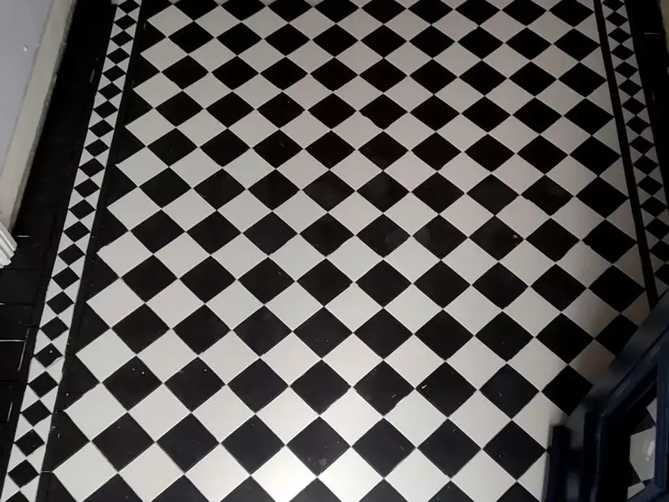 Victorian black and white floor tiling by AuroLucrecy Renovations