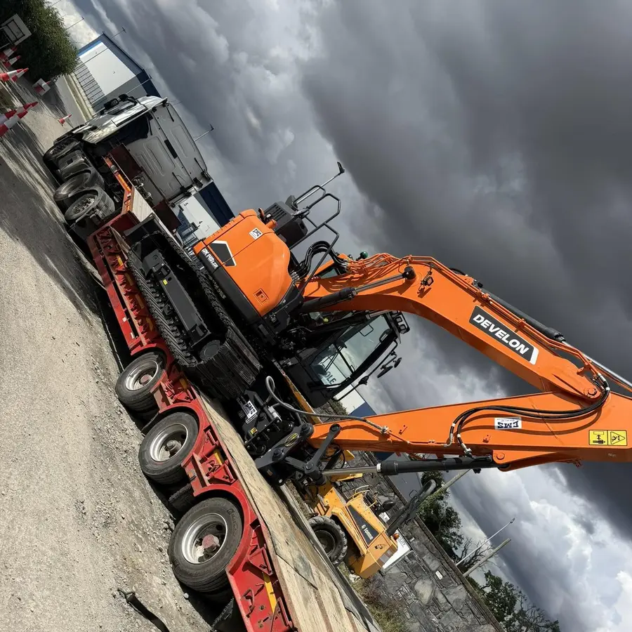 Excavator secured on a plant trailer