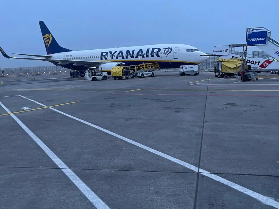 COPA joint sealing work on an airport concrete pavement