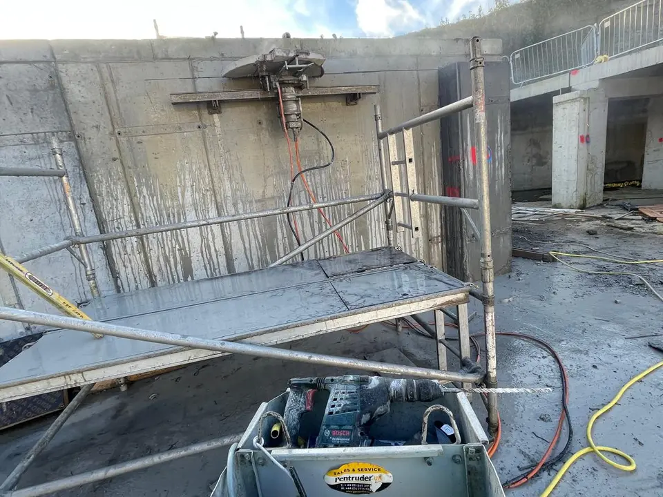 Track saw mounted on a reinforced concrete wall