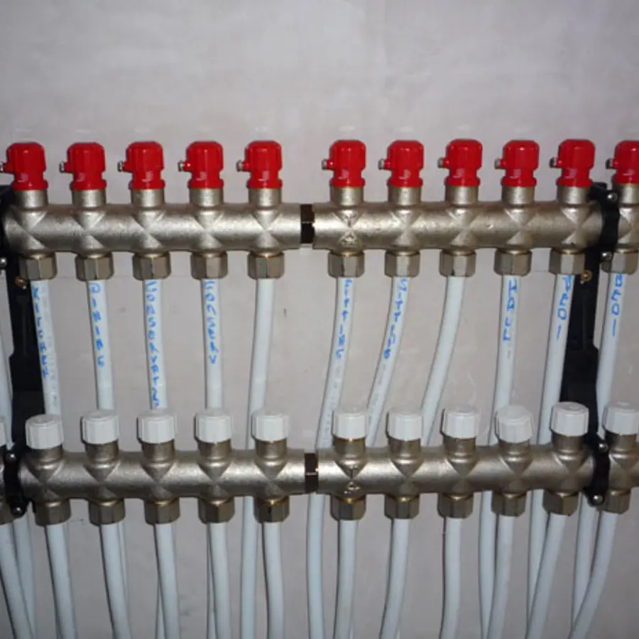 Underfloor-heating manifold and completed pipework