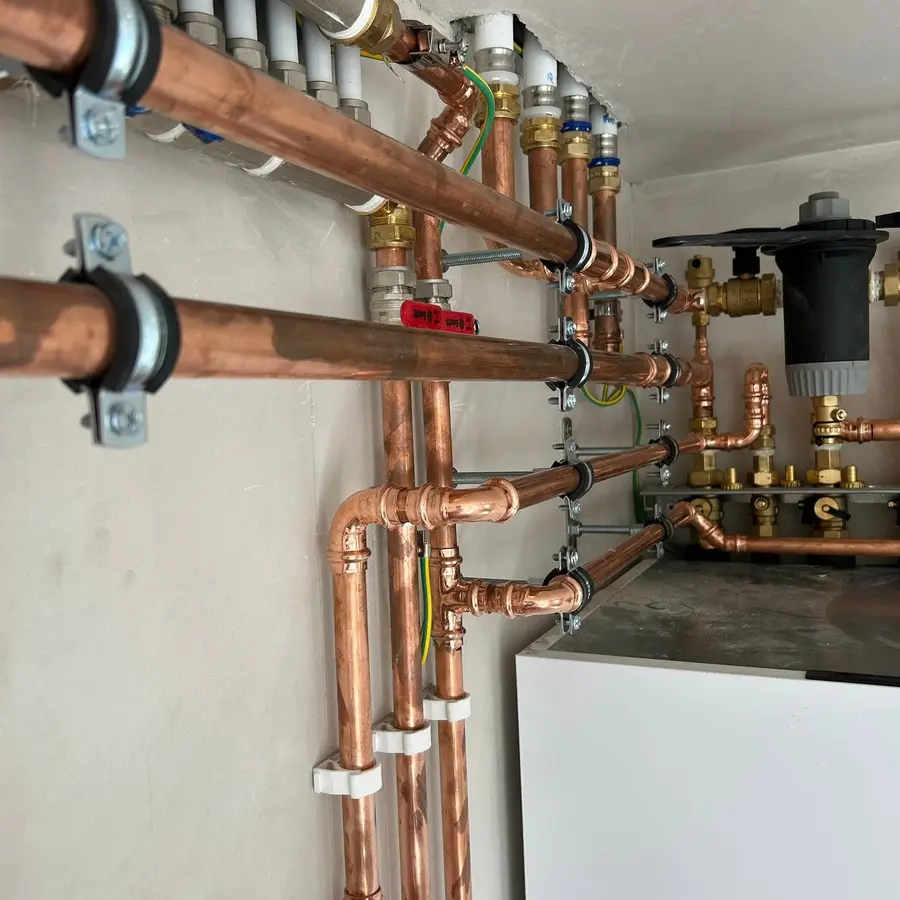 Heat-pump installation with professional copper pipework