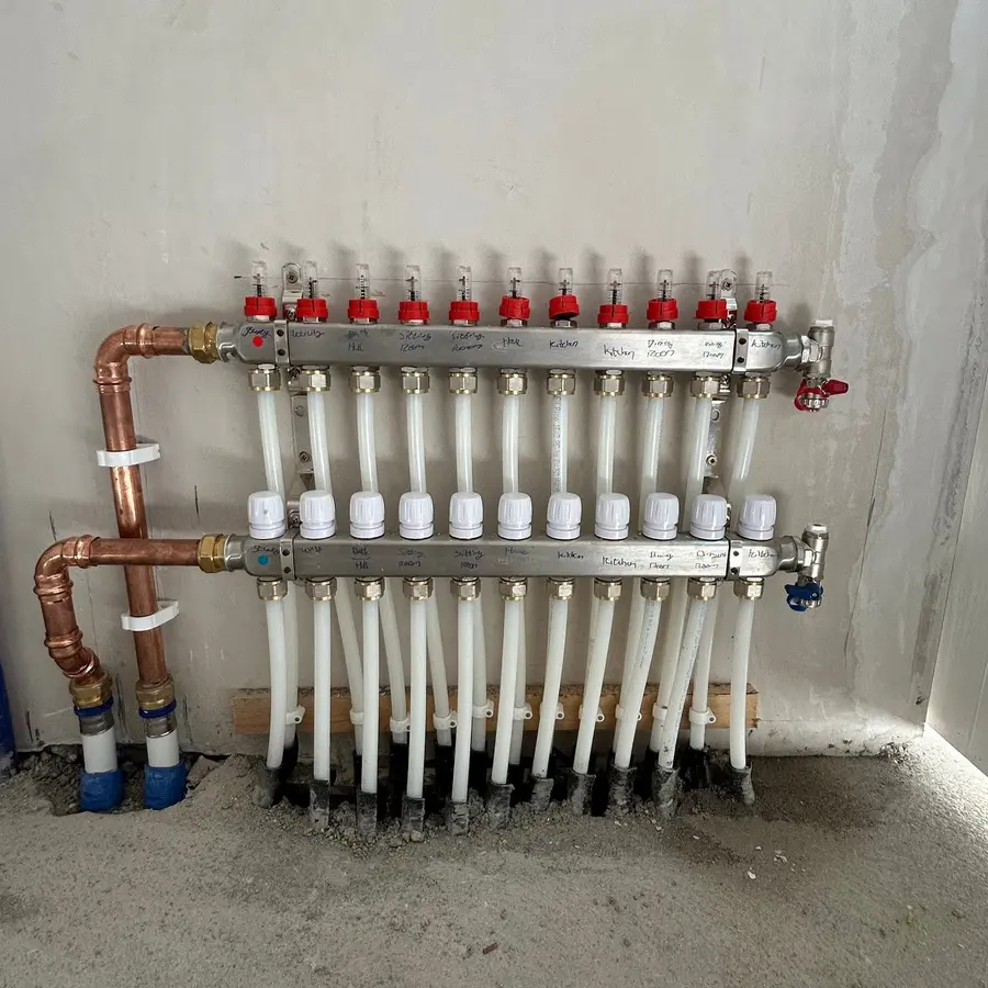 Underfloor-heating manifold and distribution pipework