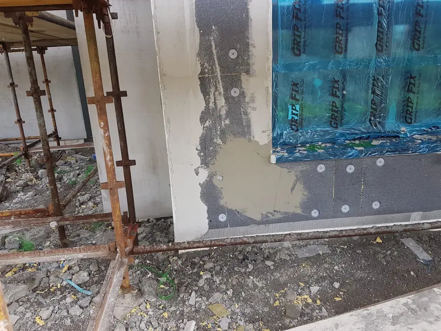Insulated exterior wall junction detail