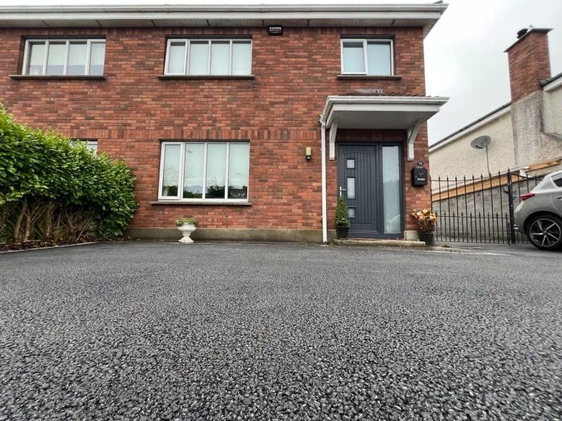 Leaf 2 Leaf Landscapes driveway and resin-bound surfacing project photograph 2