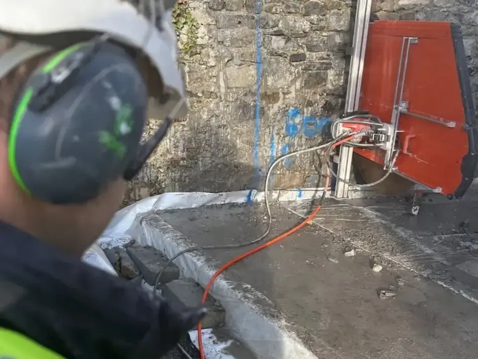 Diamond wall sawing equipment cutting masonry