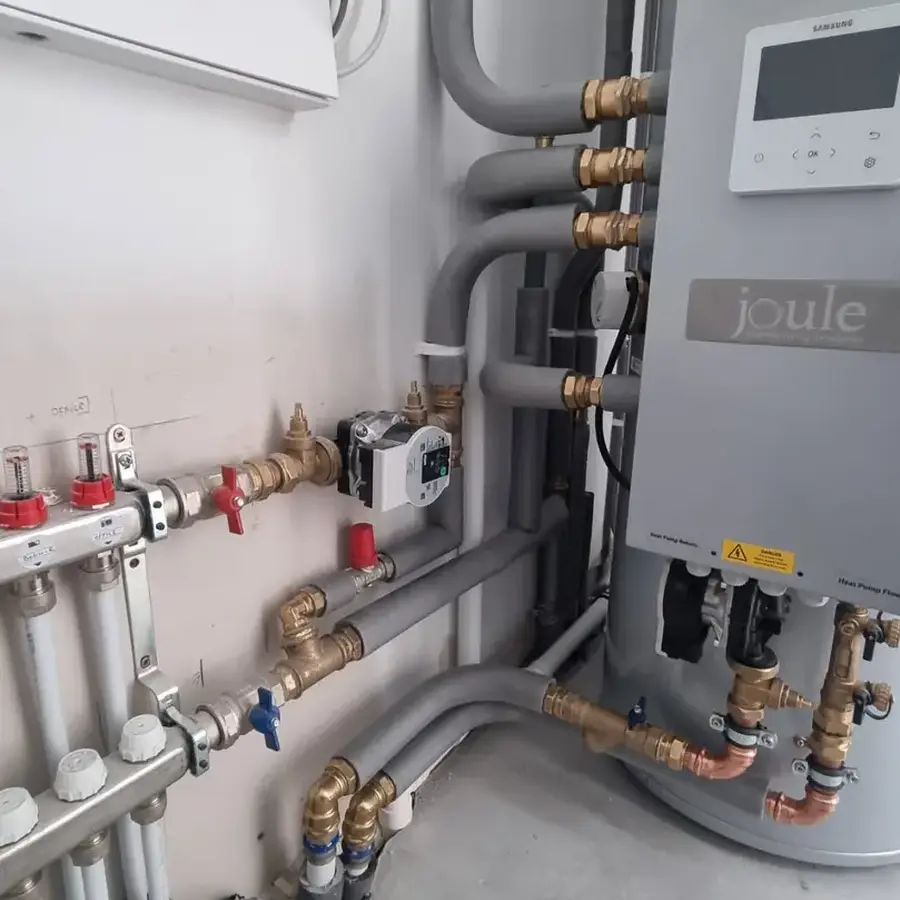 Heat-pump cylinder and underfloor-heating manifold