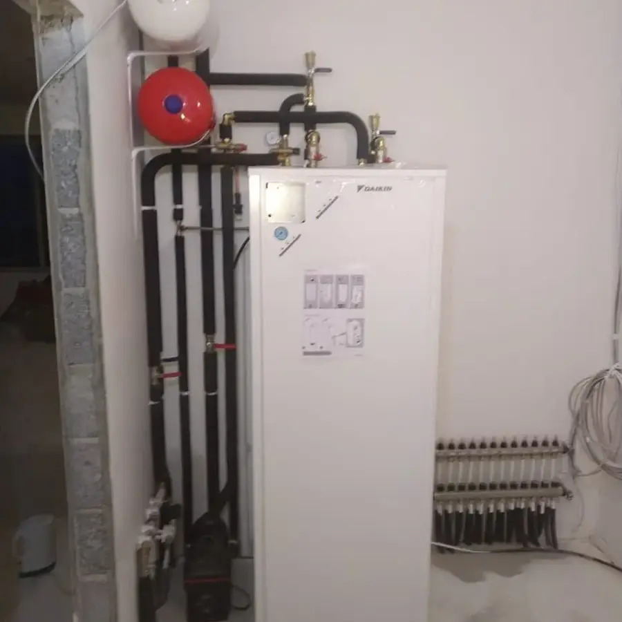 Heating unit and distribution pipework installation
